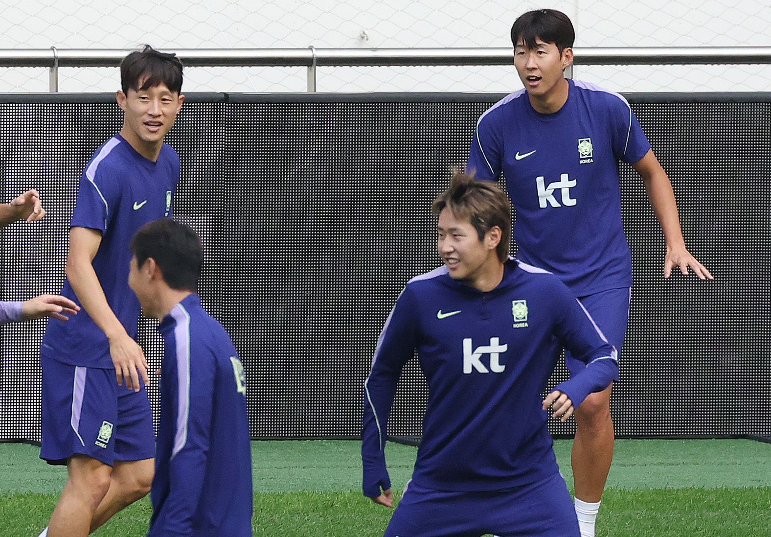 우루과이와의 평가전을 하루 앞둔 27일 서울 마포구 서울월드컵경기장에서 한국 축구대표팀 손흥민, 이강인, 이재성이 훈련하고 있다. 연합뉴스