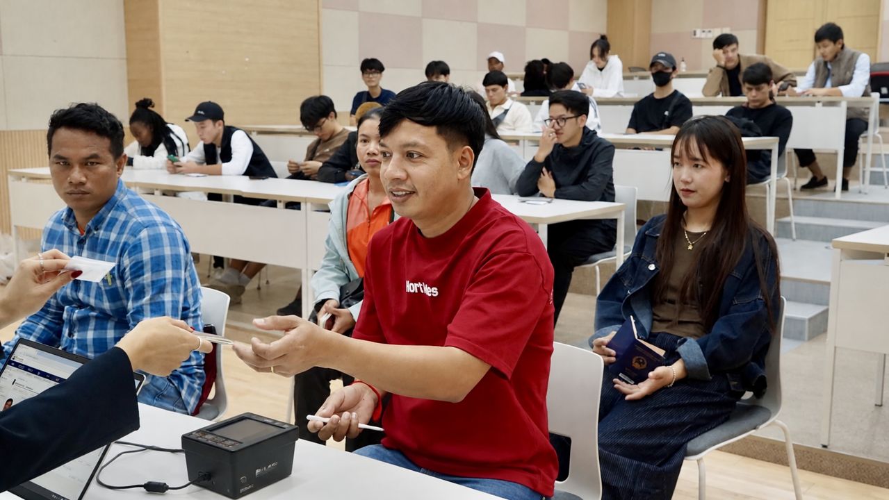 서정대학교 외국인 유학생이 외국인등록 절차를 위해 여권을 제출하고 있다.
