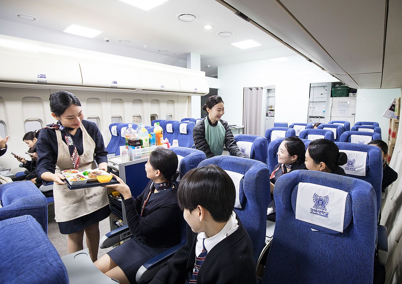 경복대학교 항공서비스과 학생들이 항공서비스 실습을 하고 있다. [사진 경복대학교]