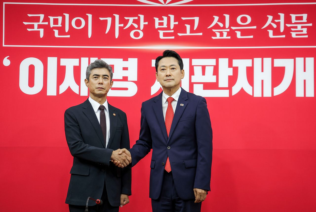 장동혁 국민의힘 대표가 28일 서울 여의도 국회에서 강신철 국방부 장관과 만나 기념촬영을 하고 있다. 뉴시스