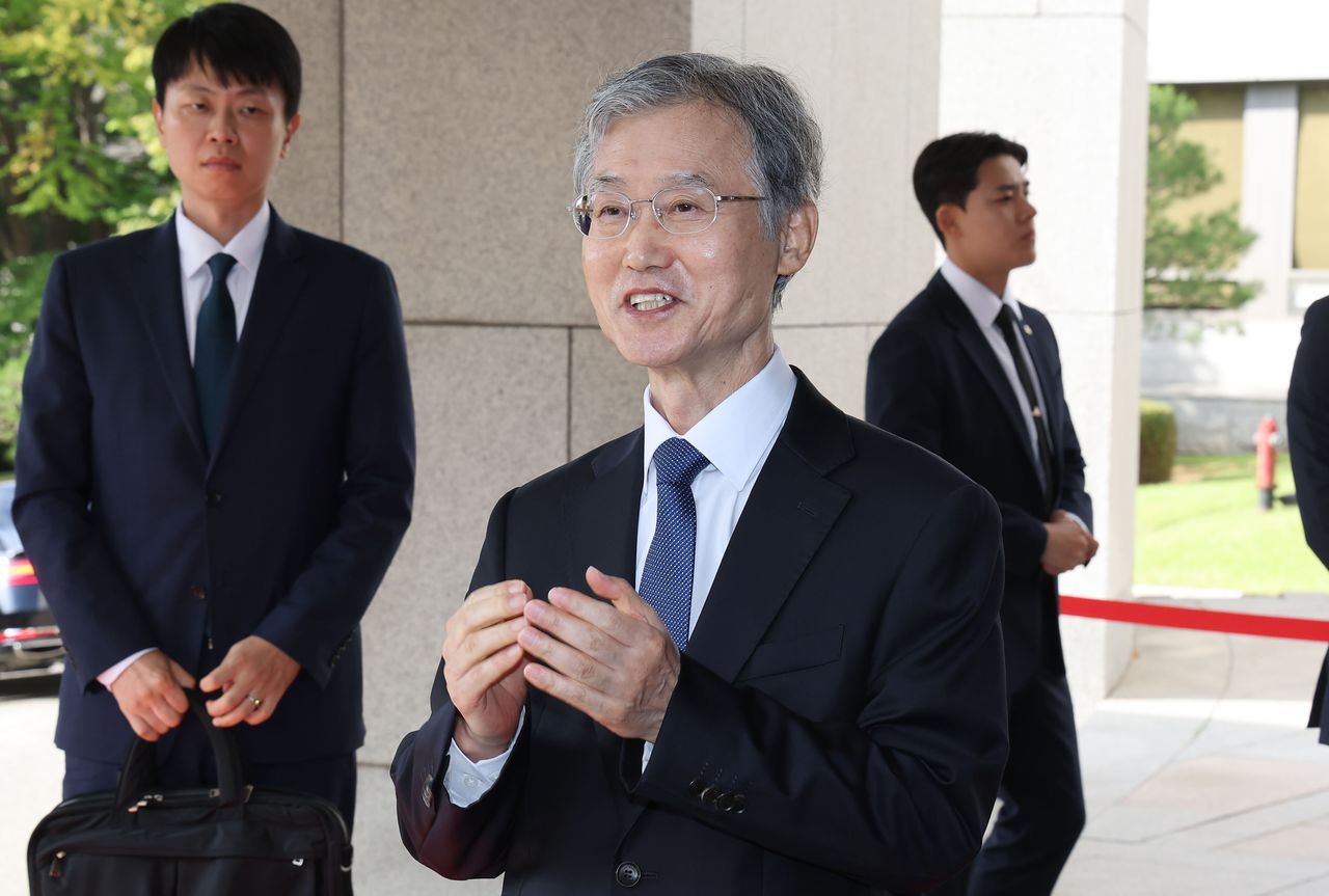 조희대 대법원장이 28일 오전 서울 서초구 대법원으로 출근하며 취재진의 질문에 답하고 있다.뉴스1