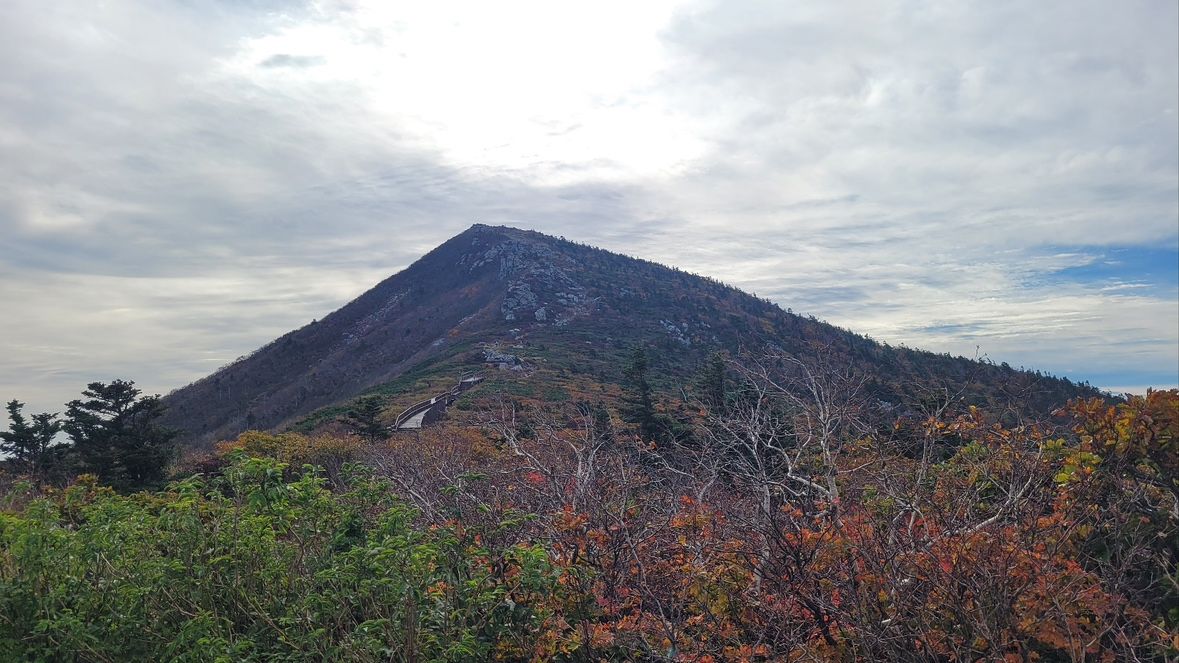 28일 설악산국립공원 중청대피소에서 바라본 대청봉의 모습. 설악산국립공원사무소