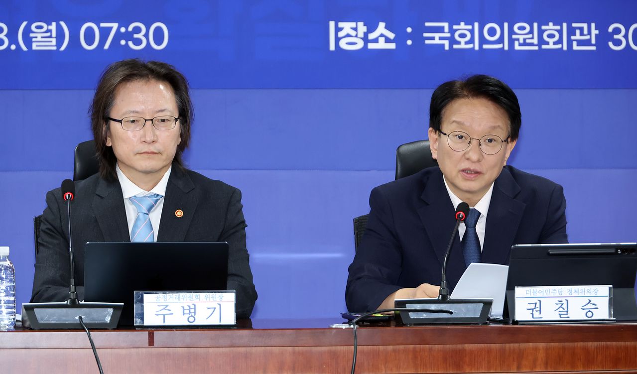 권칠승 더불어민주당 정책위의장이 28일 국회 의원회관에서 열린 반복담합 근절을 위한 입법 추진 당정협의회에서 발언하고 있다. 왼쪽은 주병기 공정거래위원장. 연합뉴스