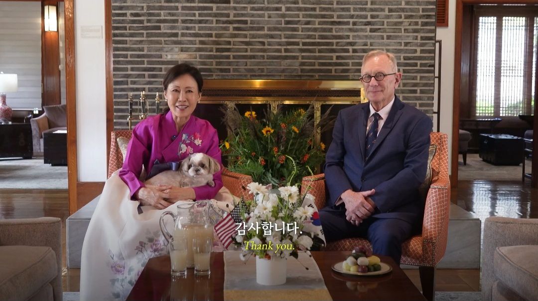 미셸 스틸 주한 미국대사가 23일 남편 숀 스틸 변호사, 반려견과 함께 추석 인사를 전하고 있다. [사진 스틸 대사 X]