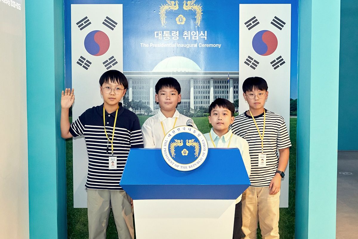 대통령 선거 및 취임 과정을 살펴본 박건우·방채원·원지우·구교준(왼쪽부터) 학생기자. 
