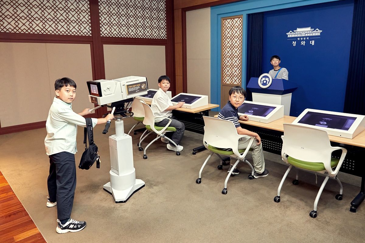 대통령기록전시관에 재현한 청와대 춘추관에서 기자회견의 열기를 체험해본 소중 학생기자단. 