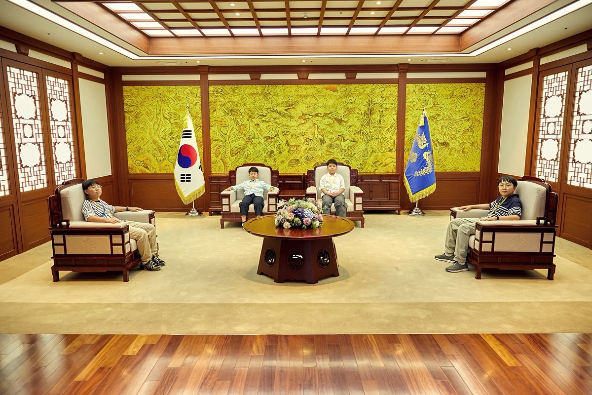 대통령기록전시관에 재현한 청와대의 접견실을 찾은 소중 학생기자단.