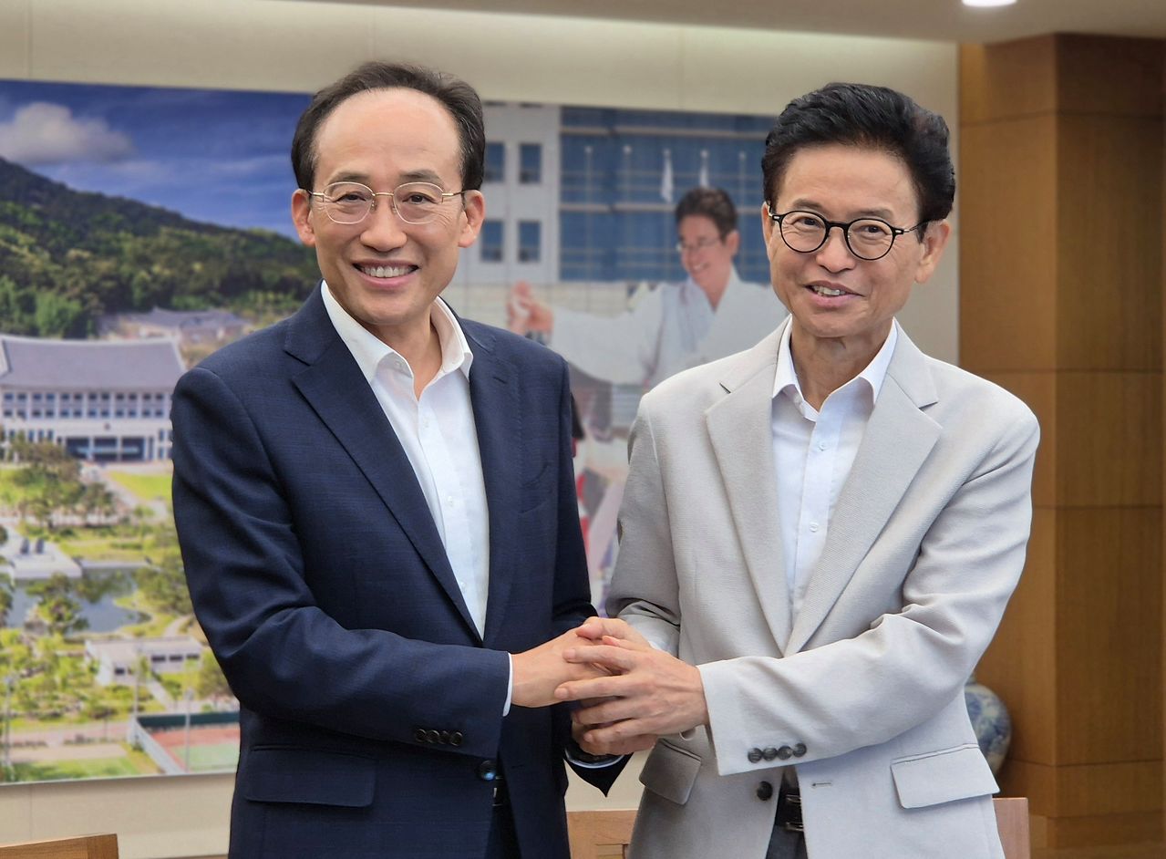 이철우 경북지사(오른쪽)와 추경호 대구시장이 지난 7월 29일 오후 경북도청에서 민선 9기 출범 이후 첫 공식 회동을 갖고 대구경북 행정통합 등 지역 현안을 논의했다. 뉴스1