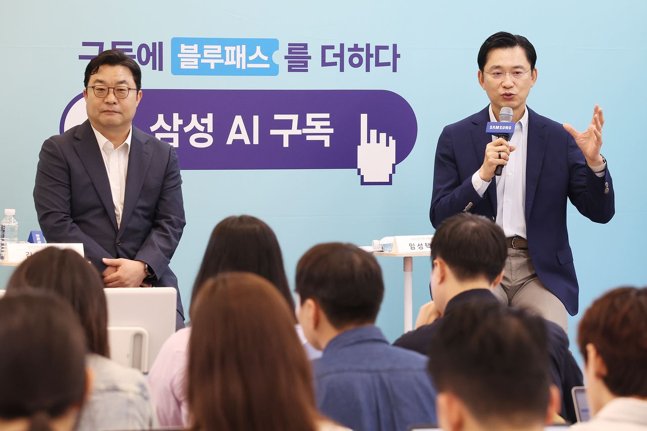 28일 서울 강남구 삼성스토어 청담점에서 삼성전자 AI 구독 2주년 미디어 브리핑이 열리고 있다. 왼쪽부터 김용훈 삼성전자 한국총괄 CE팀장, 임성택 삼성전자 한국총괄 부사장. 연합뉴스