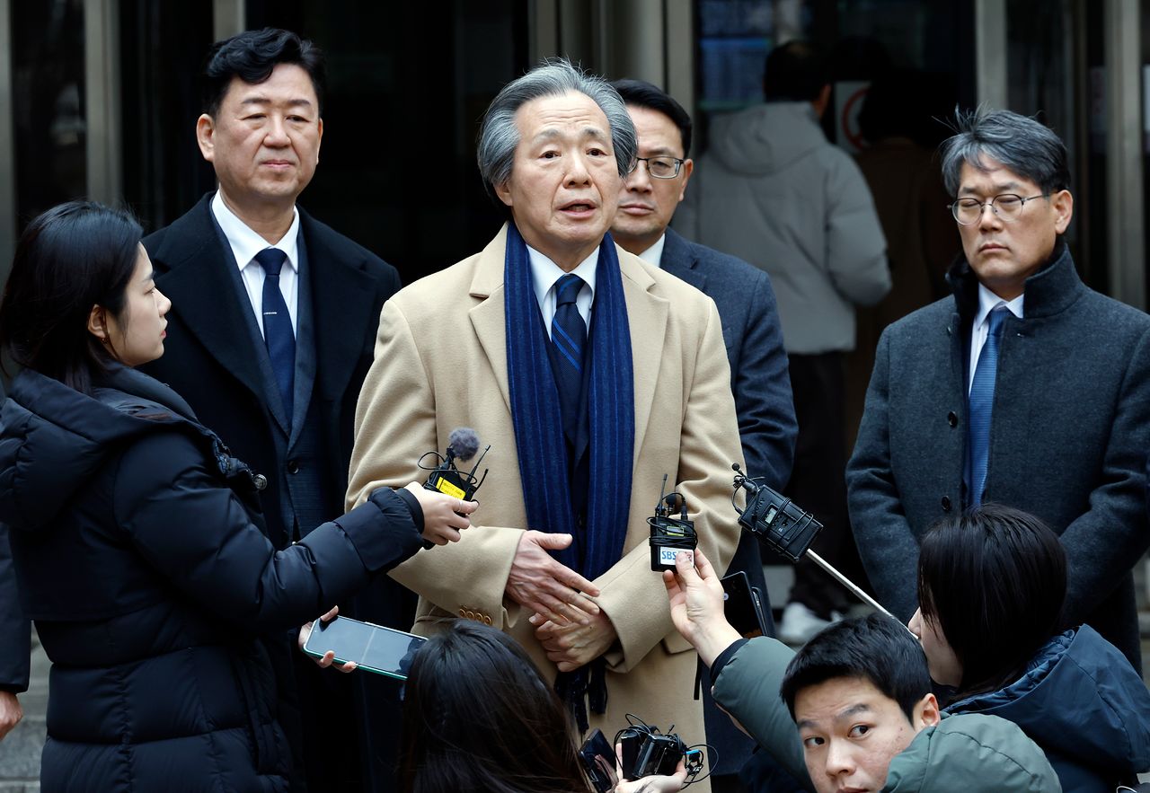 지난 1월 15일 정기석 당시 국민건강보험공단 이사장이 서울 서초동 서울고등법원 앞에서 주식회사 케이티앤지 외 3명 손해배상 청구 2심 선고 공판을 마친 뒤 나와 입장을 표명하고 있다. 뉴스1