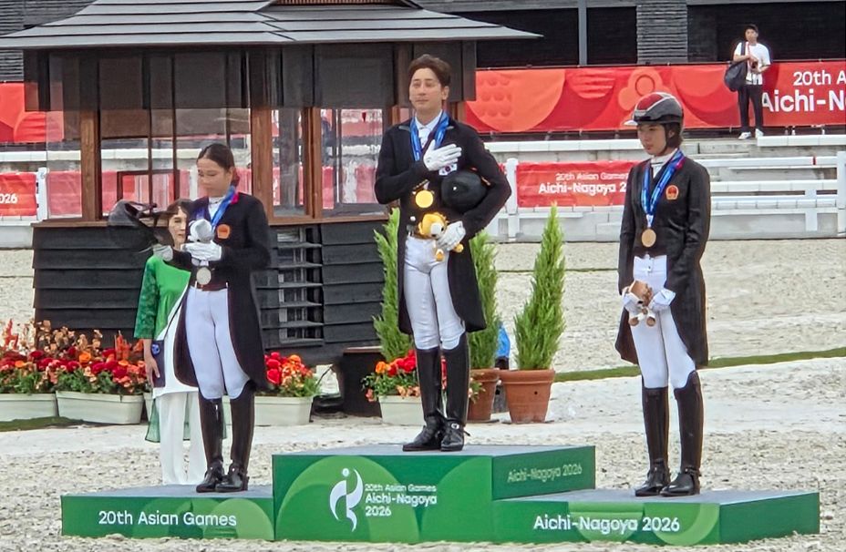 27일 일본 도쿄 승마공원에서 열린 2026 아이치·나고야 아시안게임 승마 마장마술 개인전 결승에서 마필 '레오니다스'와 출전해 최종 점수 75.190점을 받아 당당히 1위에 오른 남동헌이 시상대에 올라 국기에 경례하고 있다. 사진 대한승마협회