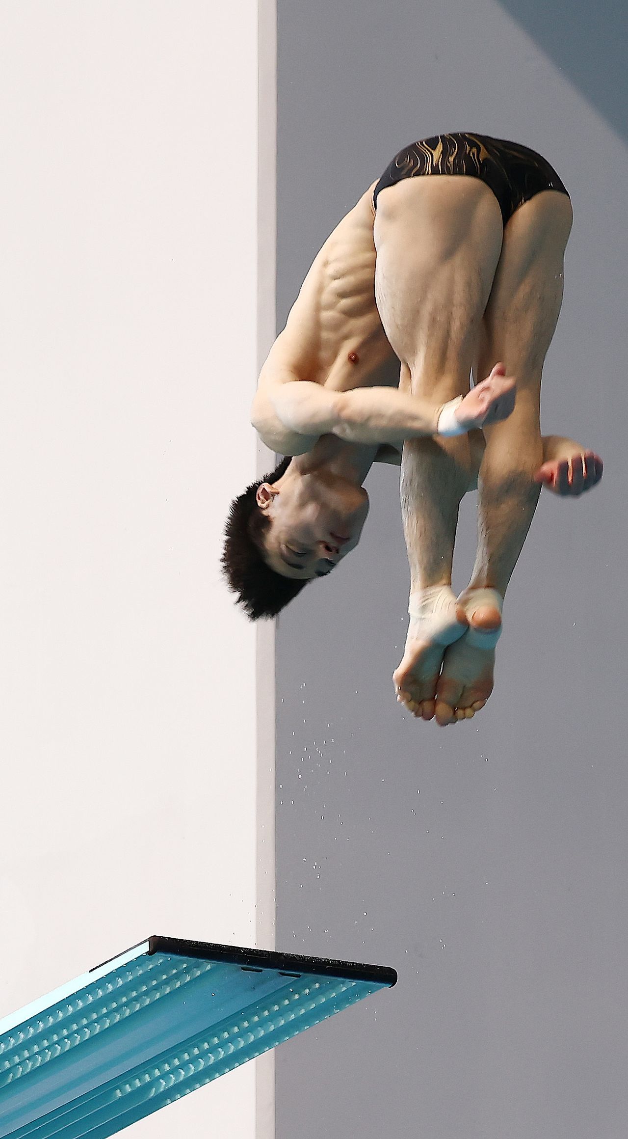 다이빙 국가대표 김영남이 25일 오후 충북 진천선수촌에서 열린 2026 아이치·나고야 하계아시아경기대회 대한수영연맹 미디어데이에서 공개 훈련을 하고 있다. 뉴스1