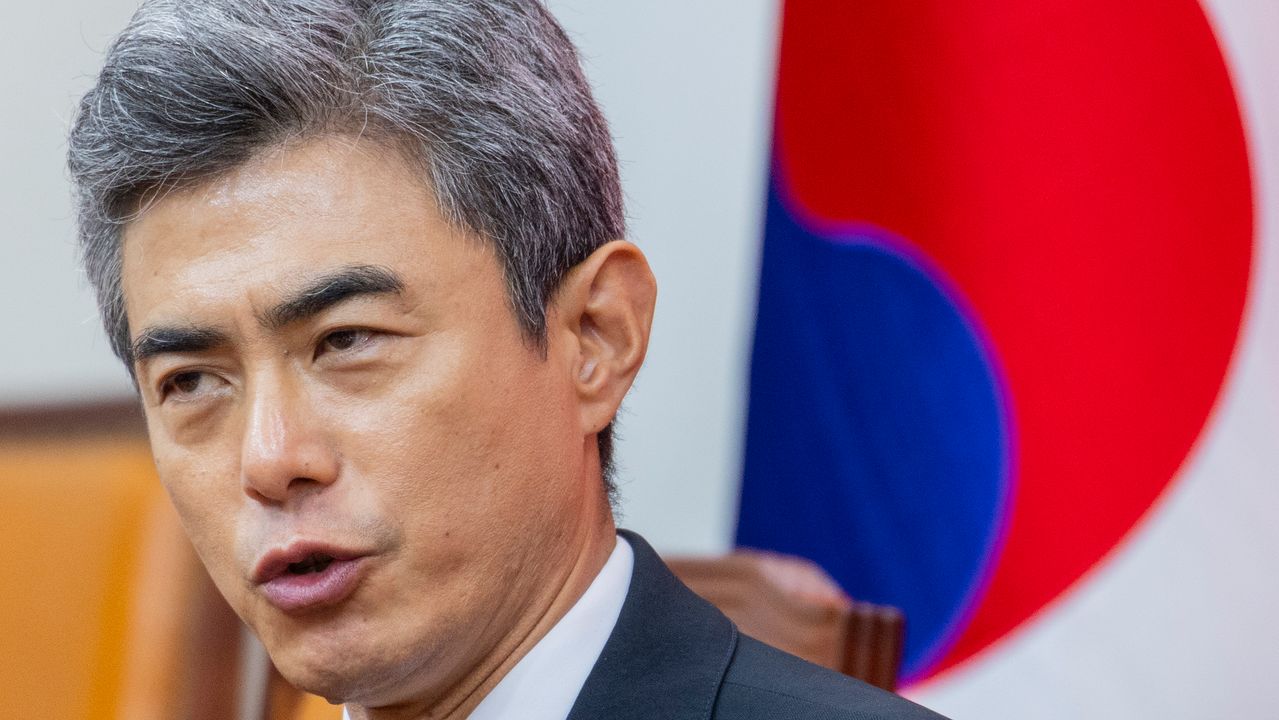 신임 강신철 국방부 장관이 28일 취임 인사를 위해 국민의힘을 찾아 장동혁 대표에게 인사말을 하고 있다. 연합뉴스