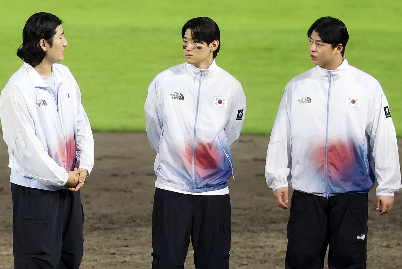 한국 야구 대표팀 곽빈, 김도영, 노시환(왼쪽부터) 지난 27일 일본 아이치현 도요하시 시민구장에서 열린 2026 아이치·나고야 아시안게임 야구 시상식에서 대화하고 있다. 뉴시스