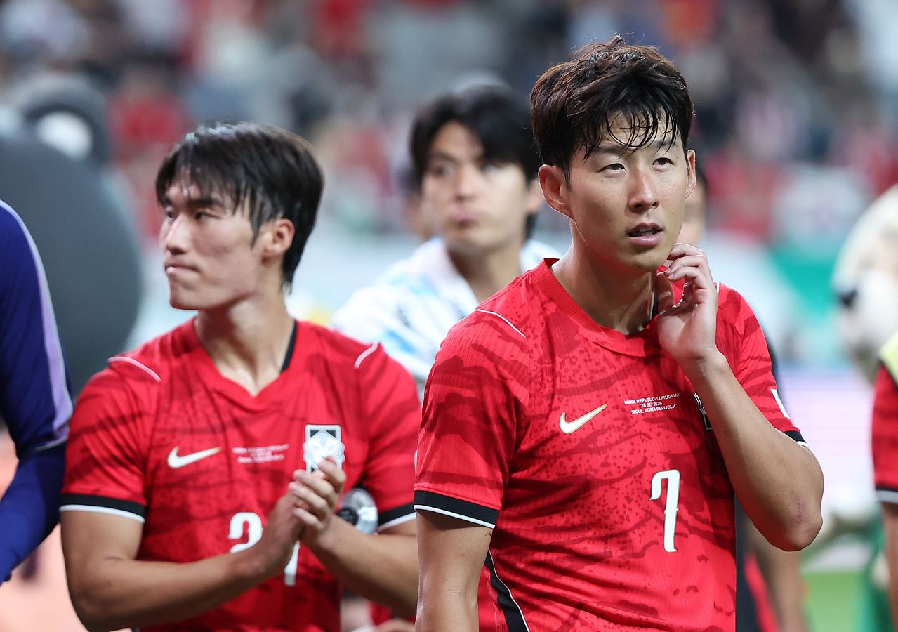 우루과이에 패배 후 아쉬운 표정으로 팬에게 인사하는 손흥민(오른쪽). 뉴스1