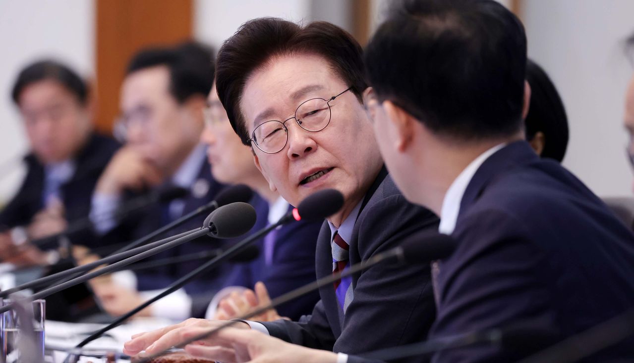 이재명 대통령이 29일 청와대에서 열린 국무회의에서 이형일 부총리 겸 재정경제부 장관과 대화하고 있다. 청와대사진기자단