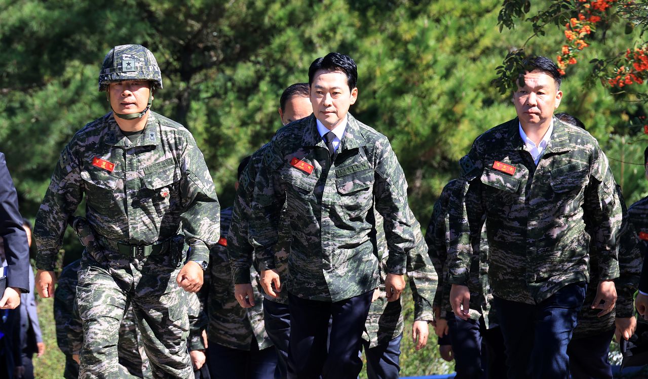 장동혁 국민의힘 대표가 29일 인천 옹진군 백령도를 방문해 천안함 46용사 위령탑을 참배하기 위해 발걸음을 옮기고 있다. 뉴스1