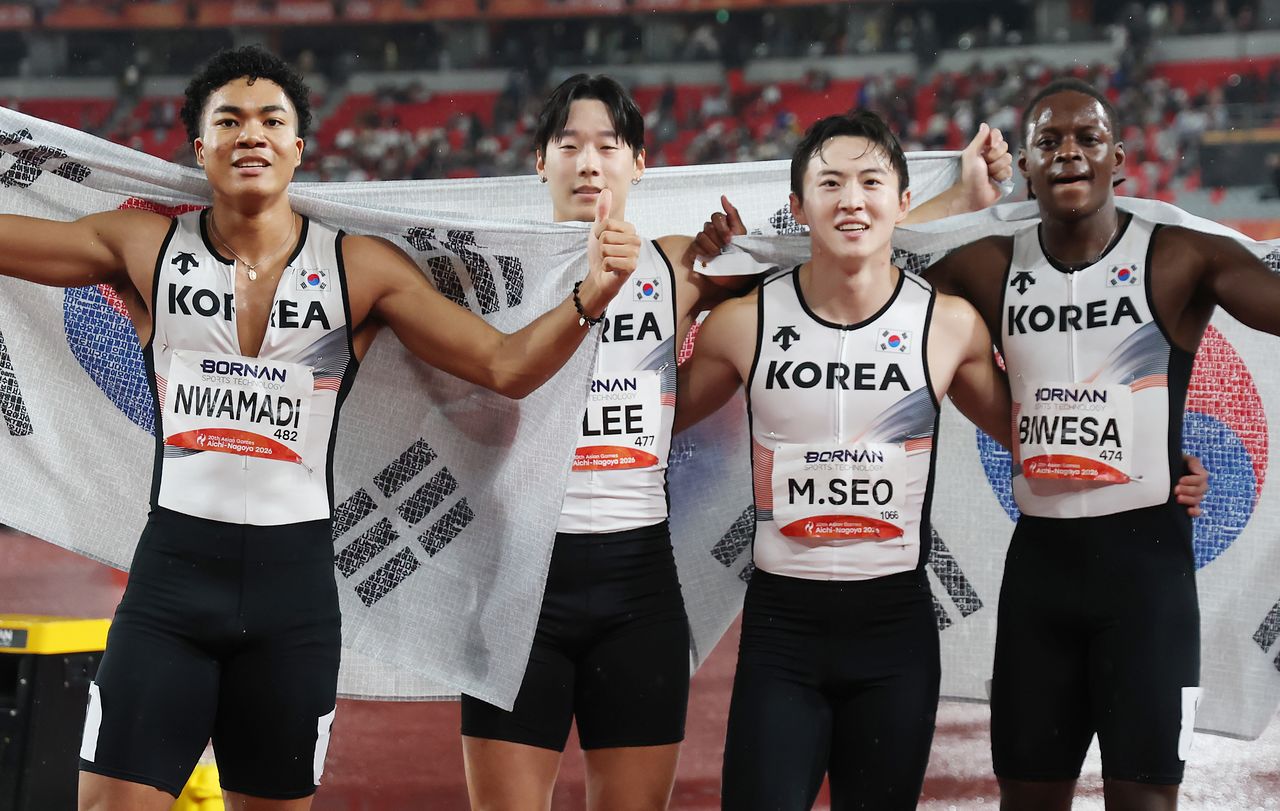 28일 나고야시 미즈호파크 주경기장에서 열린 2026 아이치·나고야아시안게임 남자 육상 400m 계주 결승에서 나마디 조엘진(왼쪽부터), 이재성, 서민준, 비웨사 다니엘이 동메달을 확정 짓고 기뻐하고 있다. 뉴스1