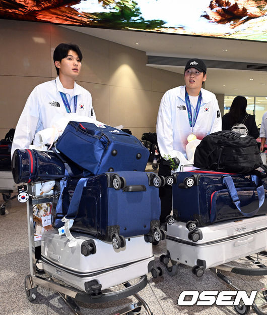 [OSEN=인천공항, 조은정 기자]2026 아이치·나고야 아시안게임에서 금메달을 차지한 야구 대표팀이 28일 인천국제공항을 통해 귀국했다.한국 야구 대표팀은 금메달을 따내며 2010년 광저우 대회를 시작으로 2014년 인천, 2018년 자카르타-팔렘방, 2023년 항저우, 2026년 나고야-아이치까지 아시안게임 5회 연속 우승을 달성했다.야구대표팀 윤동희, 최준용이 입국장을 나서고 있다. 2026.09.28 /cej@osen.co.kr