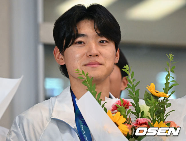 [OSEN=인천공항, 조은정 기자]2026 아이치·나고야 아시안게임에서 금메달을 차지한 야구 대표팀이 28일 인천국제공항을 통해 귀국했다.한국 야구 대표팀은 금메달을 따내며 2010년 광저우 대회를 시작으로 2014년 인천, 2018년 자카르타-팔렘방, 2023년 항저우, 2026년 나고야-아이치까지 아시안게임 5회 연속 우승을 달성했다.야구대표팀이 김도영이 기념촬영을 하고 있다. 2026.09.28 /cej@osen.co.kr