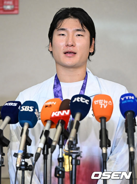[OSEN=인천공항, 조은정 기자]2026 아이치·나고야 아시안게임에서 금메달을 차지한 야구 대표팀이 28일 인천국제공항을 통해 귀국했다.한국 야구 대표팀은 금메달을 따내며 2010년 광저우 대회를 시작으로 2014년 인천, 2018년 자카르타-팔렘방, 2023년 항저우, 2026년 나고야-아이치까지 아시안게임 5회 연속 우승을 달성했다.야구대표팀 곽빈이 인터뷰를 하고 있다. 2026.09.28 /cej@osen.co.kr