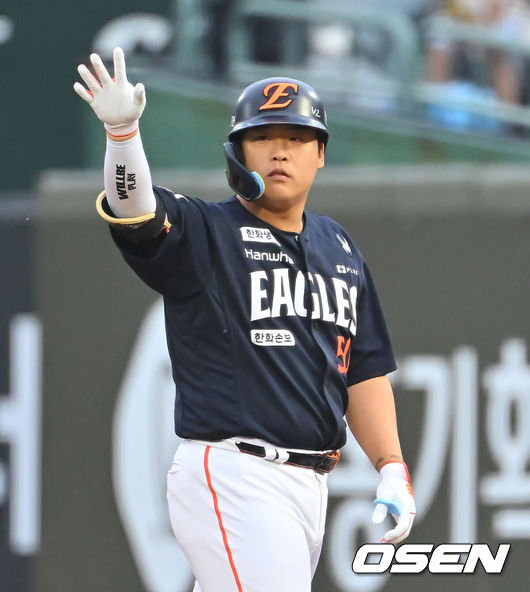 [OSEN=부산, 이석우 기자] 27일 부산 사직야구장에서 2026 신한 SOL KBO 리그 롯데 자이언츠와 한화 이글스의 경기가 열렸다. 홈팀 롯데는 나균안이, 방문팀 한화는 이상규가 선발 출전했다.한화 이글스 강백호가 1회초 1사 1,3루 중견수 오른쪽 1타점 안타를 치고 세리머니를 하고 있다. 2026.09.27 / foto0307@osen.co.kr
