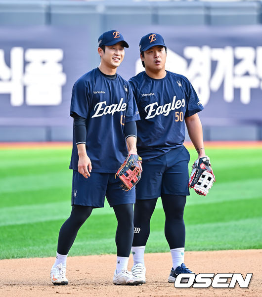 [OSEN=수원, 박준형 기자] 2일 오후 수원KT위즈 파크에서 2026 신한 SOL KBO리그 KT 위즈와 한화 이글스의 경기가 진행됐다.이날 KT는 소형준을, 한화는 류현진을 선발투수로 내세웠다.경기 앞서 한화 강백호와 박정현이 3루 수비 훈련을 하고 있다.   2026.09.02 / soul1014@osen.co.kr