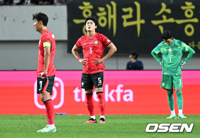 [OSEN= 서울월드컵경기장, 이대선 기자] 로베르토 모레노 감독이 이끄는 한국 축구대표팀이 28일 서울월드컵경기장에서 우루과이와 A매치 경기를 가졌다.한국은 지난 24일 오현규, 손흥민, 이동경의 연속골이 터져 에콰도르를 3-0으로 제압했다. 모레노 감독은 한국대표팀 데뷔전에서 승리를 신고했다.후반 한국 김태현이 우루과이 다윈 누녜스에게 네 번째 골을 허용하고 아쉬워하고 있다. 2026.09.28 / sunday@osen.co.kr