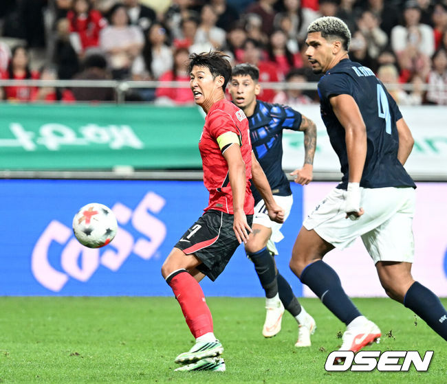 [OSEN= 서울월드컵경기장, 이대선 기자] 로베르토 모레노 감독이 이끄는 한국 축구대표팀이 28일 서울월드컵경기장에서 우루과이와 A매치 경기를 가졌다.한국은 지난 24일 오현규, 손흥민, 이동경의 연속골이 터져 에콰도르를 3-0으로 제압했다. 모레노 감독은 한국대표팀 데뷔전에서 승리를 신고했다.후반 한국 손흥민이 팀의 첫 번째 골을 성공시키고 있다. 2026.09.28 / sunday@osen.co.kr