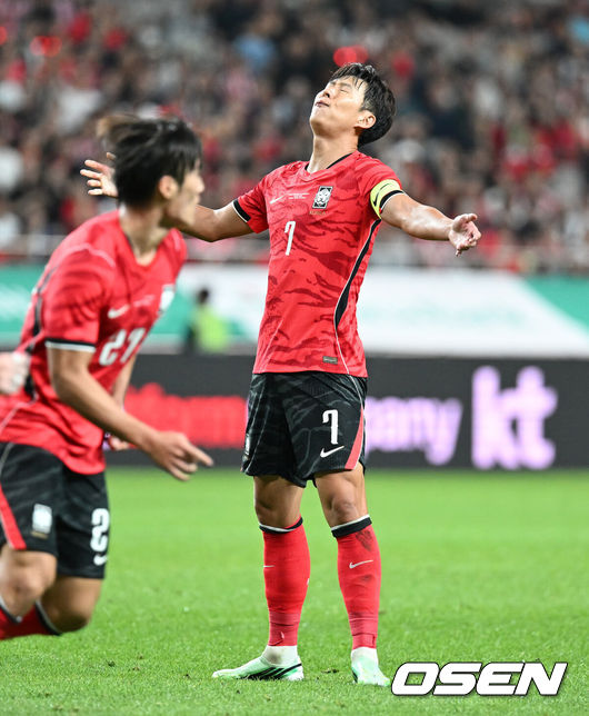 [OSEN= 서울월드컵경기장, 이대선 기자] 로베르토 모레노 감독이 이끄는 한국 축구대표팀이 28일 서울월드컵경기장에서 우루과이와 A매치 경기를 가졌다.한국은 지난 24일 오현규, 손흥민, 이동경의 연속골이 터져 에콰도르를 3-0으로 제압했다. 모레노 감독은 한국대표팀 데뷔전에서 승리를 신고했다.후반 한국 손흥민이 자신의 슛이 선수 몸에 맞고 나가자 아쉬워하고 있다. 2026.09.28 / sunday@osen.co.kr
