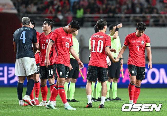 [OSEN= 서울월드컵경기장, 이대선 기자] 로베르트모레노 임시 감독이 이끄는 대한민국 축구 국가대표팀은 28일 서울월드컵경기장에서 디에고 포를란 감독이 지휘하는 우루과이와 A매치 맞대결을 치러 1-4로 대패했다.이로써 모레노 감독은 지난 에콰도르전 3-0 완승 분위기를 이어기는 데 실패했다. 부임 2경기 만에 남미 강호 우루과이를 만나 1-4로 무너졌다.경기 종료 후 한국 선수들이 아쉬워하고 있다. 2026.09.28 / sunday@osen.co.kr