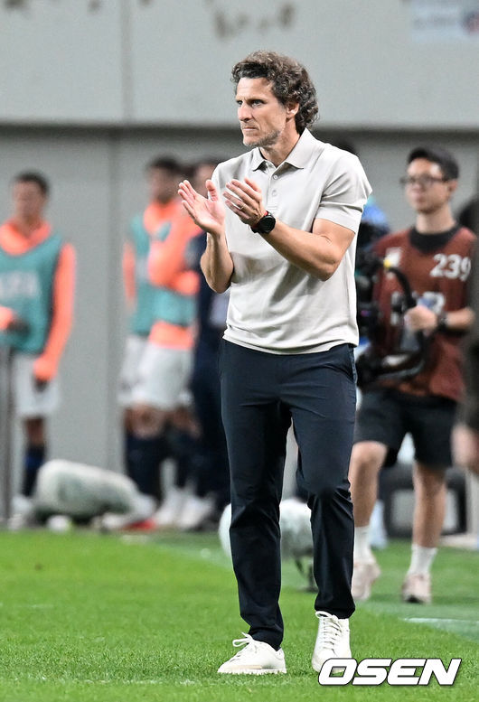 [OSEN= 서울월드컵경기장, 이대선 기자] 로베르토 모레노 감독이 이끄는 한국 축구대표팀이 28일 서울월드컵경기장에서 우루과이와 A매치 경기를 가졌다.한국은 지난 24일 오현규, 손흥민, 이동경의 연속골이 터져 에콰도르를 3-0으로 제압했다. 모레노 감독은 한국대표팀 데뷔전에서 승리를 신고했다.후반 우루과이 포를란 감독이 박수를 치고 있다. 2026.09.28 / sunday@osen.co.kr