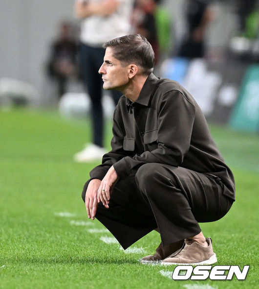 [OSEN= 서울월드컵경기장, 이대선 기자] 로베르토 모레노 감독이 이끄는 한국 축구대표팀이 28일 서울월드컵경기장에서 우루과이와 A매치 경기를 가졌다.한국은 지난 24일 오현규, 손흥민, 이동경의 연속골이 터져 에콰도르를 3-0으로 제압했다. 모레노 감독은 한국대표팀 데뷔전에서 승리를 신고했다.후반 한국 모레노 감독이 경기를 바라보고 있다. 2026.09.28 / sunday@osen.co.kr