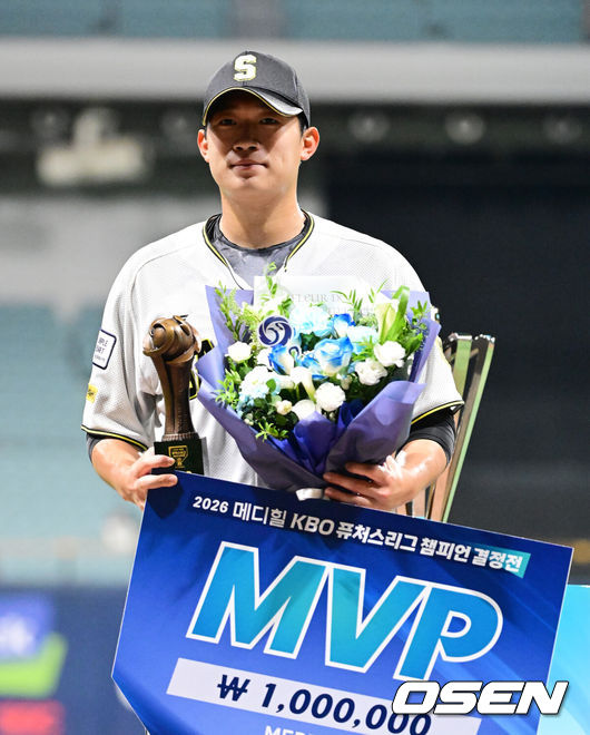 [OSEN=지형준 기자] 국군체육부대 상무 피닉스 야구단이울산 웨일즈를 꺾고 2년 연속 챔피언 결정전 우승 트로피를 들어올렸다.박치왕 감독이 이끄는 상무는 28일 서울 고척스카이돔에서 열린 2026 메디힐 KBO 퓨처스리그 울산과의 챔피언 결정전 결승에서 8-3으로 승리했다. 올해도 북부리그 1위에 오르며 15년 연속 1위를 차지한 상무는 챔피언 결정전 준결승에서 롯데 자이언츠를 5-2로 꺾고 올라왔다. 지난해 KT 위즈에 막히며 준우승에 그쳤던 상무는마침내 정상에 등극했다. 창단 첫해 우승까지노렸던 울산은 준우승에 만족해야 했다.상무 김기중이 MVP에 선정되며 포즈를 취하고 있다. 2026.09.28 / jpnews@osen.co.kr