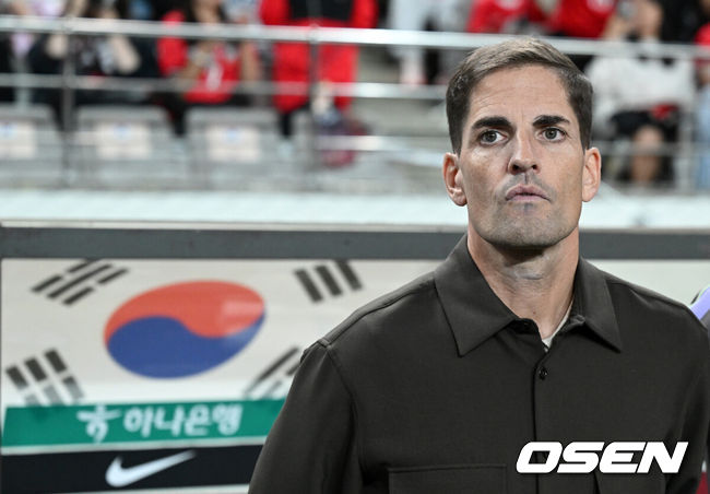 [OSEN= 서울월드컵경기장, 이대선 기자] 로베르토 모레노 감독이 이끄는 한국 축구대표팀이 28일 서울월드컵경기장에서 우루과이와 A매치 경기를 가졌다.한국은 지난 24일 오현규, 손흥민, 이동경의 연속골이 터져 에콰도르를 3-0으로 제압했다. 모레노 감독은 한국대표팀 데뷔전에서 승리를 신고했다.경기에 앞서 한국 모레노 감독이 그라운드를 바라보고 있다. 2026.09.28 / sunday@osen.co.kr
