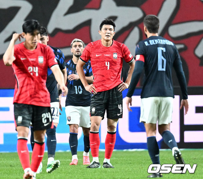 [OSEN= 서울월드컵경기장, 이대선 기자] 로베르토 모레노 감독이 이끄는 한국 축구대표팀이 28일 서울월드컵경기장에서 우루과이와 A매치 경기를 가졌다.한국은 지난 24일 오현규, 손흥민, 이동경의 연속골이 터져 에콰도르를 3-0으로 제압했다. 모레노 감독은 한국대표팀 데뷔전에서 승리를 신고했다.전반 한국 김민재가 우루과이 기예르모 바렐라에게 세 번째 골을 허용하고 아쉬워하고 있다. 2026.09.28 / sunday@osen.co.kr