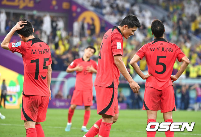 [OSEN=도하(카타르) 박준형 기자] 5일(현지시간)카타르 도하 974 스타디움에서 2022 카타르 월드컵 16강전 대한민국과 브라질의 경기가 열렸다. 이 경기에서 한국은 1-4로 패했다. 한국은 호주, 일본에 이어 16강에서 탈락하며 아시아의 마지막 자존심을 지키지 못했다.대표팀이 브라질 히샤를리송에게 세 번째 골을 허용한 후 아쉬워하고 있다.   2022.12.05 / soul1014@osen.co.kr
