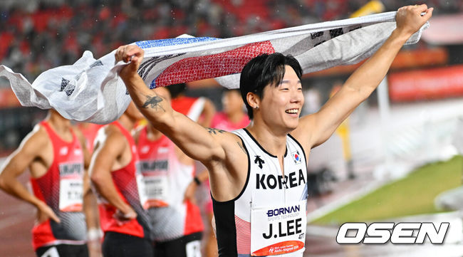 [OSEN=나고야(일본), 박준형 기자] 한국 육상 남자 400m 계주 대표팀이 한국 신기록까지 갈아치우며 값진 동메달을 목에 걸었다.28일 일본 나고야 미즈호공원 육상경기장에서 열린 2026 아이치·나고야 아시안게임 육상 남자 400m 계주 결선에서 38초43으로 결승선을 통과했다. 한국은 38초17을 기록한 중국과 39초32의 대만에 이어 3위에 올라 동메달을 차지했다. 동메달을 차지한 한국 육상 남자 400m 계주 대표팀 이재성이 기뻐하고 있다.  2026.09.28 / soul1014@osen.co.kr