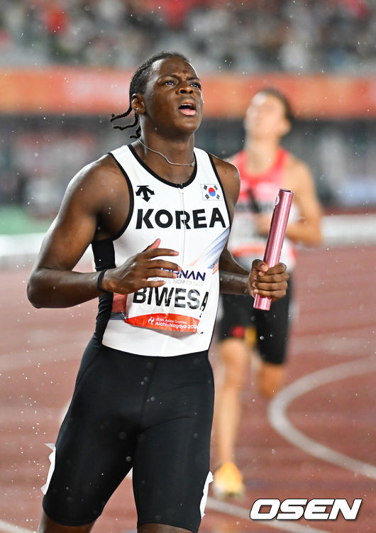 [OSEN=나고야(일본), 박준형 기자] 한국 육상 남자 400m 계주 대표팀이 한국 신기록까지 갈아치우며 값진 동메달을 목에 걸었다.28일 일본 나고야 미즈호공원 육상경기장에서 열린 2026 아이치·나고야 아시안게임 육상 남자 400m 계주 결선에서 38초43으로 결승선을 통과했다. 한국은 38초17을 기록한 중국과 39초32의 대만에 이어 3위에 올라 동메달을 차지했다. 동메달을 차지한 한국 육상 남자 400m 계주 대표팀 비웨사 다니엘 가사마가 전광판 기록을 바라보고 있다.   2026.09.28 / soul1014@osen.co.kr