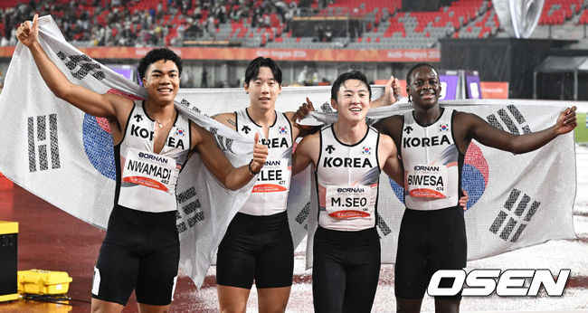 [OSEN=나고야(일본), 박준형 기자] 한국 육상 남자 400m 계주 대표팀이 한국 신기록까지 갈아치우며 값진 동메달을 목에 걸었다.28일 일본 나고야 미즈호공원 육상경기장에서 열린 2026 아이치·나고야 아시안게임 육상 남자 400m 계주 결선에서 38초43으로 결승선을 통과했다. 한국은 38초17을 기록한 중국과 39초32의 대만에 이어 3위에 올라 동메달을 차지했다. 동메달을 차지한 한국 육상 남자 400m 계주 대표팀이 태극기를 들고 포즈를 취하고 있다.  2026.09.28 / soul1014@osen.co.kr