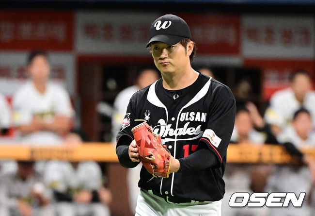[OSEN=고척돔, 지형준 기자] 28일 서울 고척스카이돔에서 2026 KBO 퓨처스리그 챔피언 결정전 울산 웨일즈와 상무 피닉스의 경기가 열렸다.울산은 오카다, 상무는 김대호가 선발로 나섰다.3회초 1사 1루에서 울산 오카다가 상무 이율예를 3루 땅볼 병살 처리하며 기뻐하고 있다. 2026.09.28 / jpnews@osen.co.kr