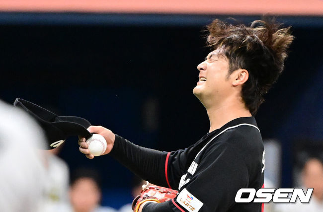 [OSEN=고척돔, 지형준 기자] 28일 서울 고척스카이돔에서 2026 KBO 퓨처스리그 챔피언 결정전 울산 웨일즈와 상무 피닉스의 경기가 열렸다.울산은 오카다, 상무는 김대호가 선발로 나섰다.4회말 무사 1,2루에서 울산 오카다가 상무 박관우에 볼넷을 허용하며 아쉬워하고 있다. 2026.09.28 / jpnews@osen.co.kr