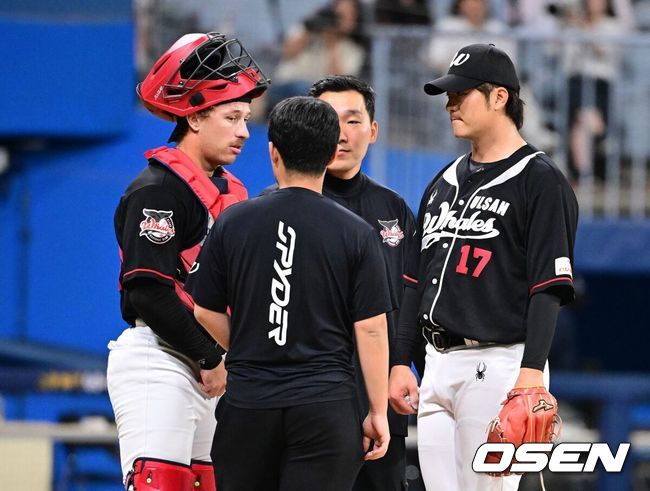 [OSEN=고척돔, 지형준 기자] 1회말 1사 1루에서 울산 홀이 상무 이율예 타석에 마운드에 올라가 오카다와 이야기를 나누고 있다. 일본어 통역, 영어 통역 두 명이 함께 이야기를 나누고 있다. 2026.09.28 / jpnews@osen.co.kr