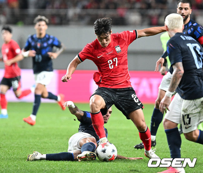 [OSEN= 서울월드컵경기장, 이대선 기자] 로베르트모레노 임시 감독이 이끄는 대한민국 축구 국가대표팀은 28일 서울월드컵경기장에서 디에고 포를란 감독이 지휘하는 우루과이와 A매치 맞대결을 치러 1-4로 대패했다.이로써 모레노 감독은 지난 에콰도르전 3-0 완승 분위기를 이어기는 데 실패했다. 부임 2경기 만에 남미 강호 우루과이를 만나 1-4로 무너졌다.후반 한국 김민수가 드리블 돌파를 하고 있다. 2026.09.28 / sunday@osen.co.kr