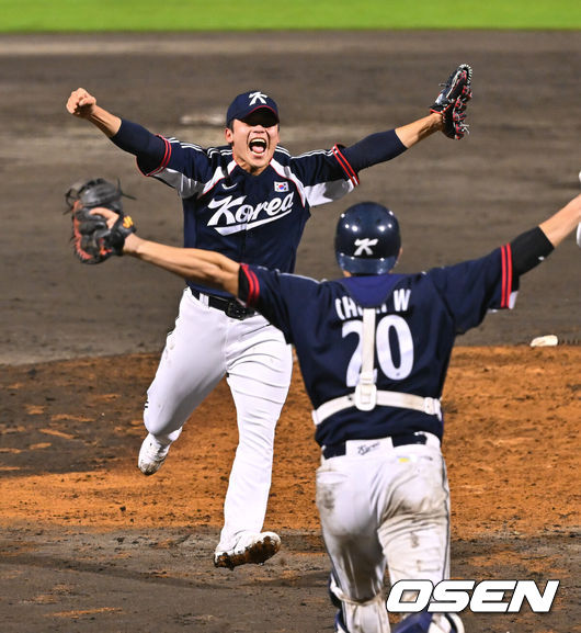 [OSEN=도요하시(일본), 박준형 기자] 한국야구가 우여곡절 끝 아시안게임 5회 연속 금메달을 해냈다.류지현 감독이 이끄는 한국 야구대표팀은 27일 일본 아이치현 도요하시 시민구장에서 열린 2026 아이치-나고야 아시안게임 일본과 결승전에서 3-1로 승리했다.금메달 확정 후 박영현과 조형우가 기뻐하고 있다.  2026.09.27 / soul1014@osen.co.kr