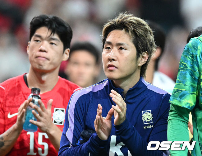 [OSEN= 서울월드컵경기장, 이대선 기자] 로베르트모레노 임시 감독이 이끄는 대한민국 축구 국가대표팀은 28일 서울월드컵경기장에서 디에고 포를란 감독이 지휘하는 우루과이와 A매치 맞대결을 치러 1-4로 대패했다.이로써 모레노 감독은 지난 에콰도르전 3-0 완승 분위기를 이어기는 데 실패했다. 부임 2경기 만에 남미 강호 우루과이를 만나 1-4로 무너졌다.경기 종료 후 한국 이강인이 관중석을 향해 인사를 하고 있다. 2026.09.28 / sunday@osen.co.kr
