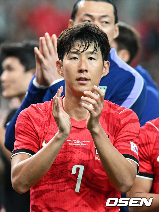 [OSEN= 서울월드컵경기장, 이대선 기자] 로베르트모레노 임시 감독이 이끄는 대한민국 축구 국가대표팀은 28일 서울월드컵경기장에서 디에고 포를란 감독이 지휘하는 우루과이와 A매치 맞대결을 치러 1-4로 대패했다.이로써 모레노 감독은 지난 에콰도르전 3-0 완승 분위기를 이어기는 데 실패했다. 부임 2경기 만에 남미 강호 우루과이를 만나 1-4로 무너졌다.경기 종료 후 한국 손흥민이 관중석을 향해 인사를 하고 있다. 2026.09.28 / sunday@osen.co.kr
