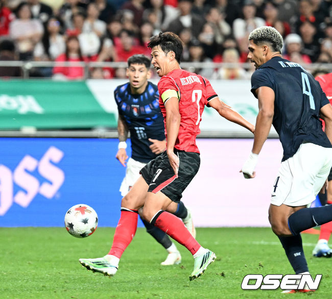 [OSEN= 서울월드컵경기장, 이대선 기자] 로베르토 모레노 감독이 이끄는 한국 축구대표팀이 28일 서울월드컵경기장에서 우루과이와 A매치 경기를 가졌다.한국은 지난 24일 오현규, 손흥민, 이동경의 연속골이 터져 에콰도르를 3-0으로 제압했다. 모레노 감독은 한국대표팀 데뷔전에서 승리를 신고했다.후반 한국 손흥민이 팀의 첫 번째 골을 성공시키고 있다. 2026.09.28 / sunday@osen.co.kr