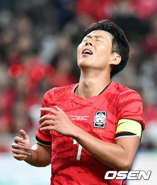[OSEN= 서울월드컵경기장, 이대선 기자] 로베르트모레노 임시 감독이 이끄는 대한민국 축구 국가대표팀은 28일 서울월드컵경기장에서 디에고 포를란 감독이 지휘하는 우루과이와 A매치 맞대결을 치러 1-4로 대패했다.이로써 모레노 감독은 지난 에콰도르전 3-0 완승 분위기를 이어기는 데 실패했다. 부임 2경기 만에 남미 강호 우루과이를 만나 1-4로 무너졌다.후반 한국 손흥민이 슛이 실패하자 아쉬워하고 있다. 2026.09.28 / sunday@osen.co.kr