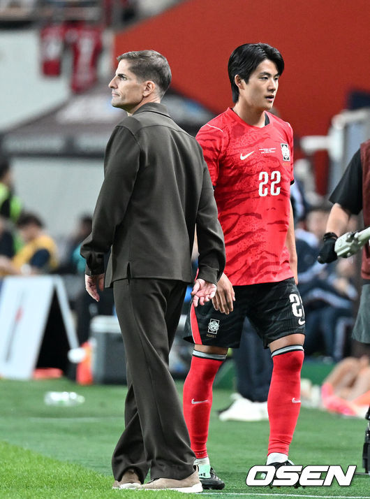[OSEN= 서울월드컵경기장, 이대선 기자] 로베르트모레노 임시 감독이 이끄는 대한민국 축구 국가대표팀은 28일 서울월드컵경기장에서 디에고 포를란 감독이 지휘하는 우루과이와 A매치 맞대결을 치러 1-4로 대패했다.이로써 모레노 감독은 지난 에콰도르전 3-0 완승 분위기를 이어기는 데 실패했다. 부임 2경기 만에 남미 강호 우루과이를 만나 1-4로 무너졌다.후반 한국 설영우가 교체되며 로베르토 모레노 감독과 하이파이브를 나누고 있다. 2026.09.28 / sunday@osen.co.kr